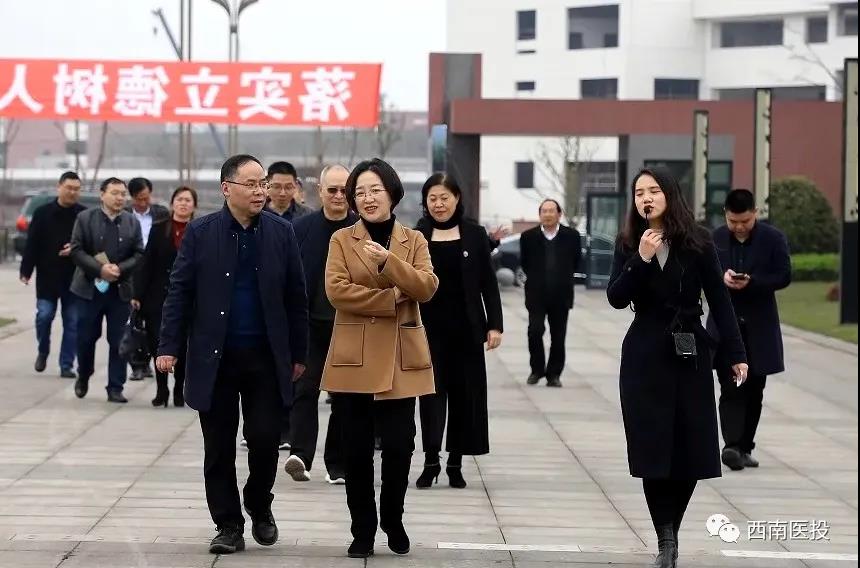 西南醫(yī)科大學附屬中醫(yī)醫(yī)院院長劉健率隊調(diào)研西南醫(yī)投集團