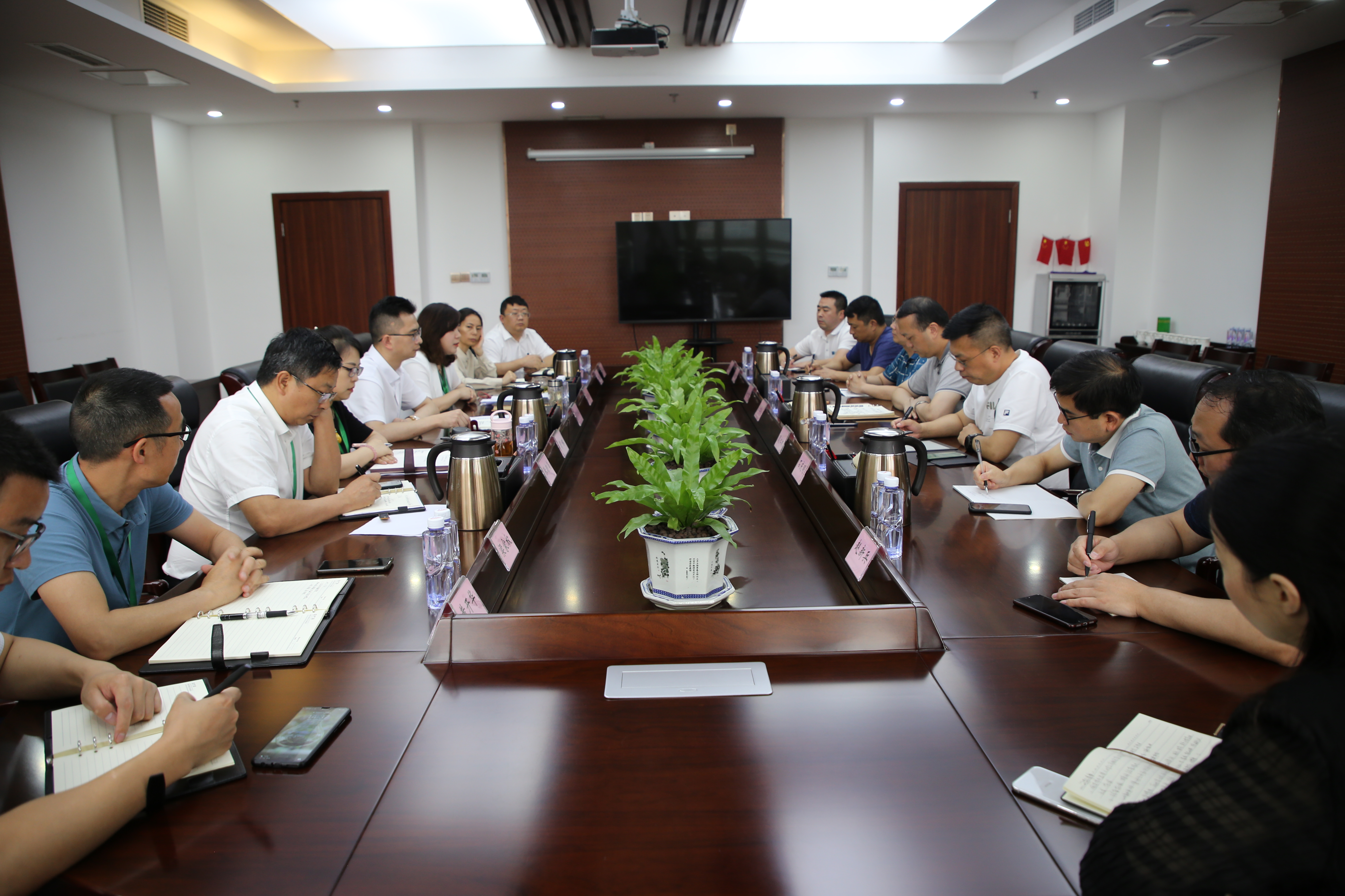 萬(wàn)源市委常委、政法委書(shū)記余世斌率隊(duì)蒞臨西南醫(yī)投集團(tuán)考察調(diào)研   